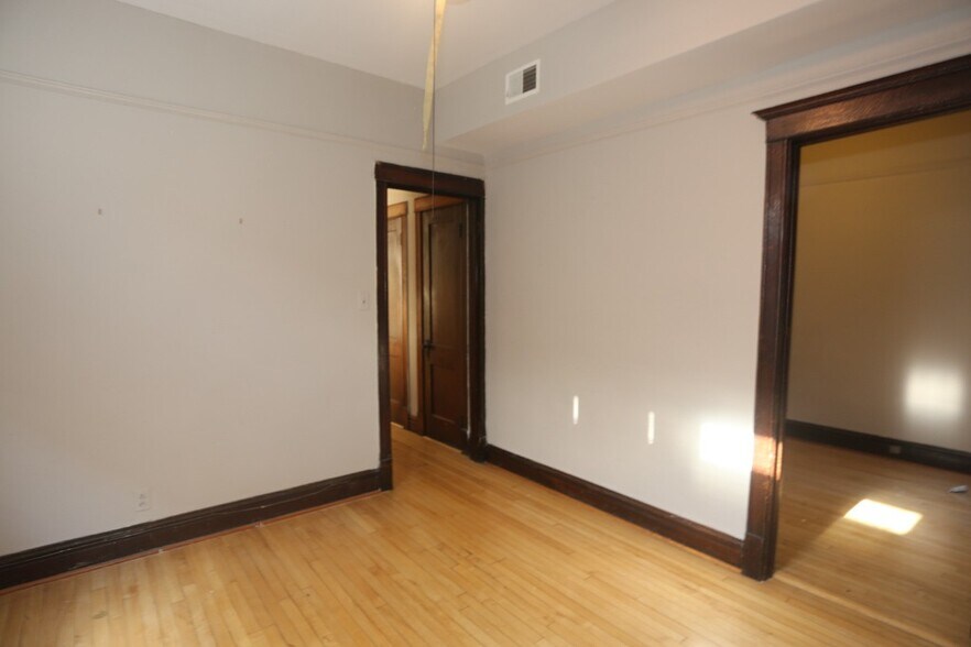 Building Photo - 1927 W Schiller St