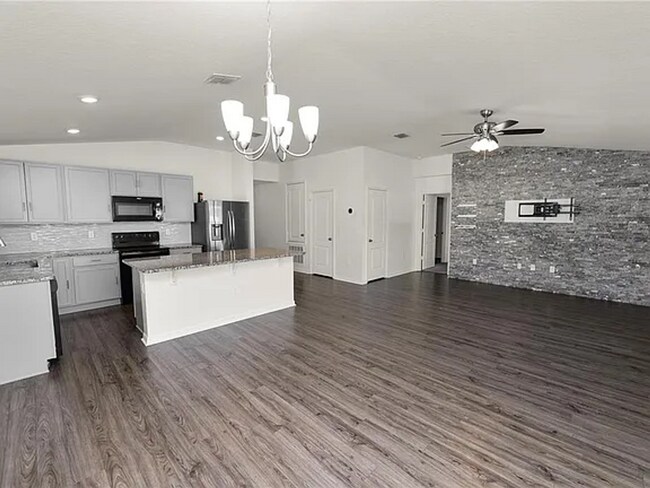 Building Photo - North Lakeland Rental Home!