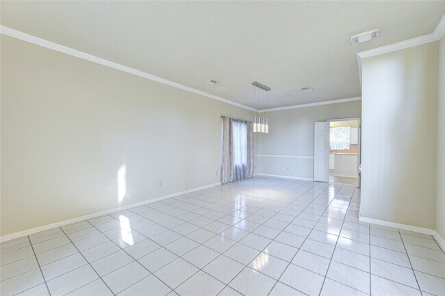 Building Photo - 13030 Richmond Ave