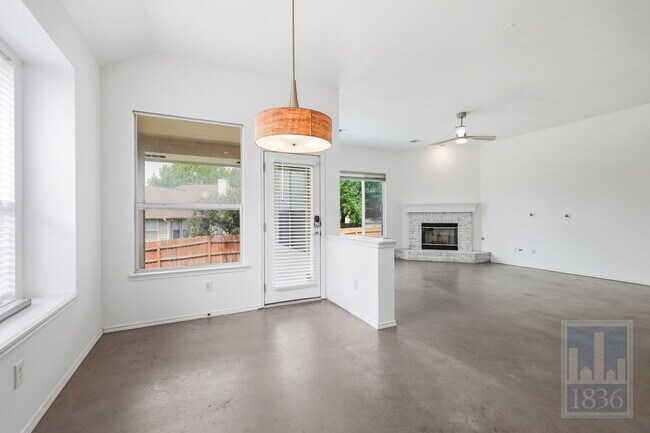 Building Photo - 2217 Speidel Dr