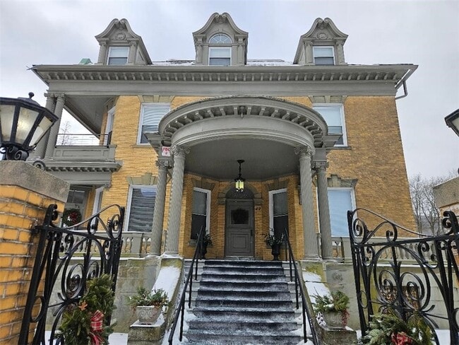 Primary Photo - 22 W Third Street #203 Street Unit