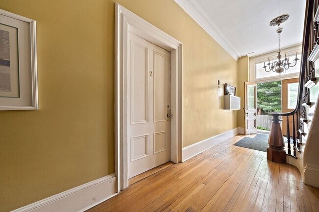 Building Photo - 391 Elm St