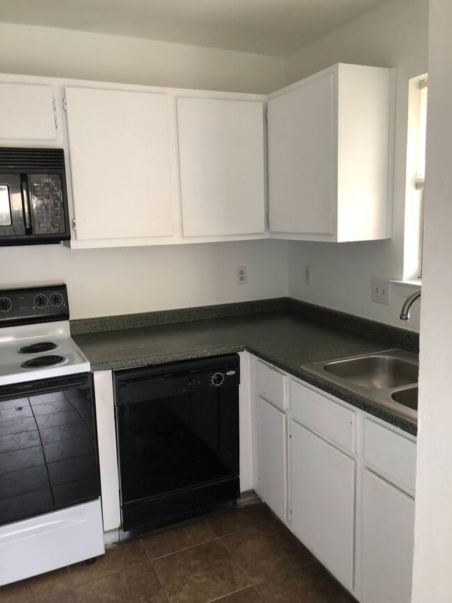 Building Photo - CUTE TWO BEDROOM ONE BATH DUPLEX ON SHUTTLE ROUTE