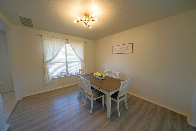 Building Photo - Beautifully Maintained Home in Schertz Now Available. Realtor Commission: $500