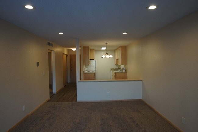 Building Photo - Pinto Suite