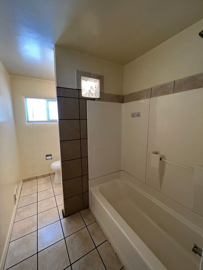 Building Photo - Nice 3 bedroom 1 3/4 Bath 2 Car Garage with large front and back yard!