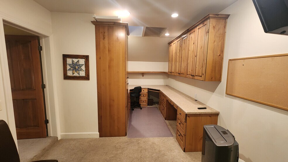 Building Photo - 77 W Village Ct