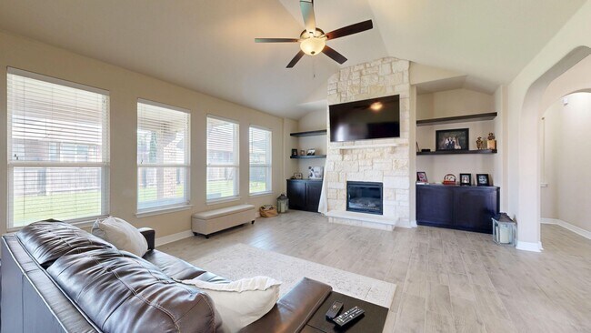 Building Photo - Spacious 4-bedroom, 2.5 bath, 3 car garage...