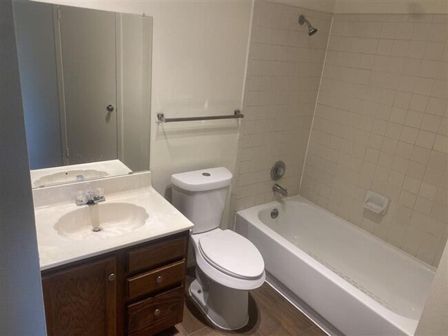 Building Photo - Cute 2/2 duplex with a garage