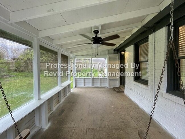 Building Photo - *FIRST MONTH RENT FREE* Freshly Renovated ...