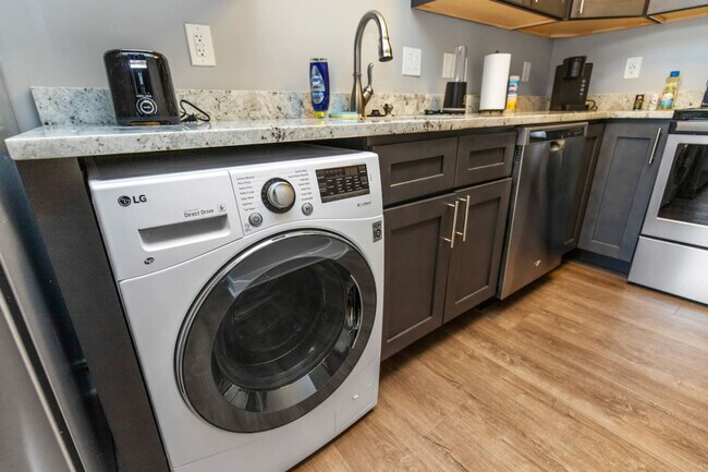 Building Photo - 457 E Kirby St