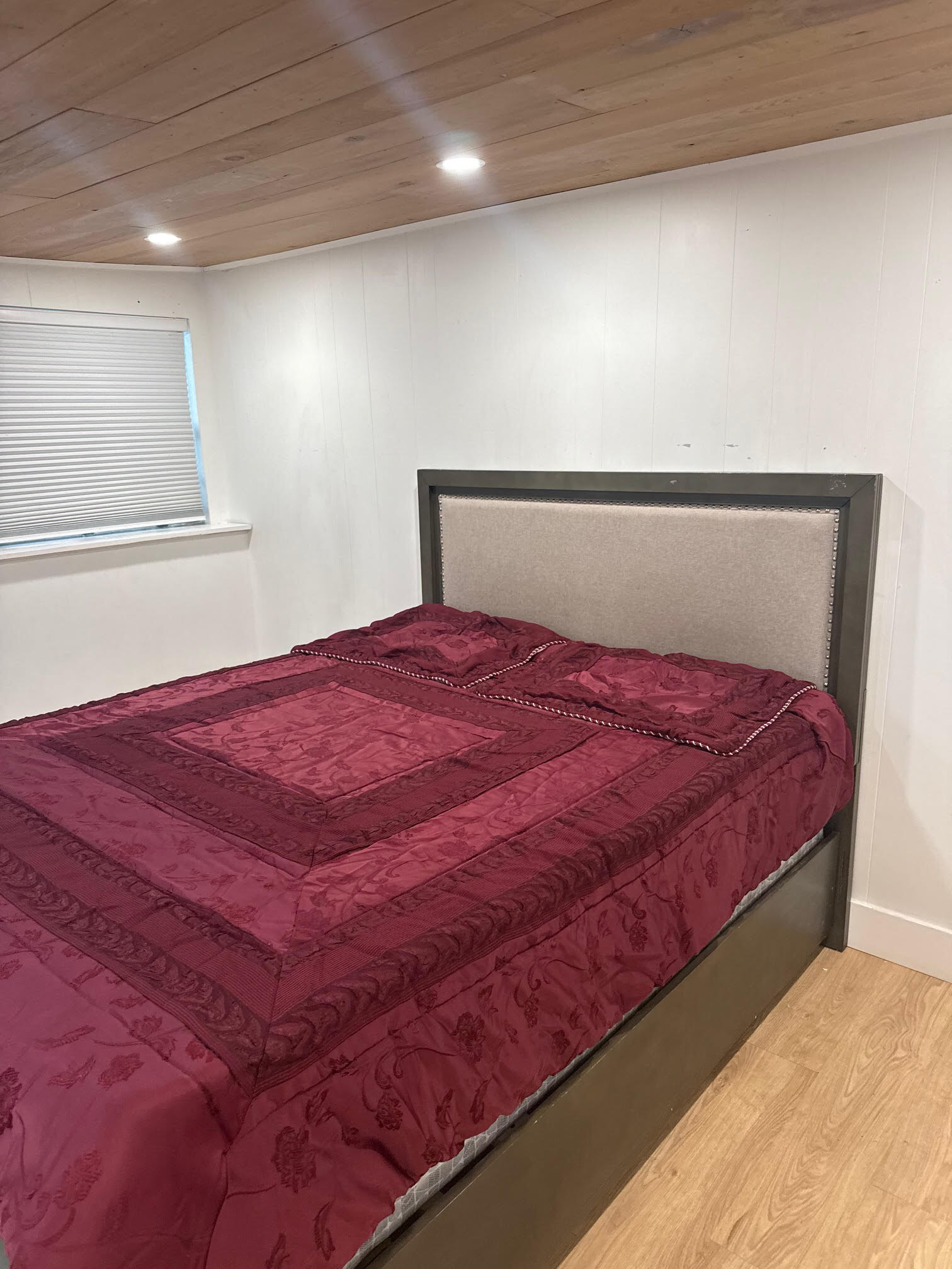 Building Photo - 605 NE 27th St