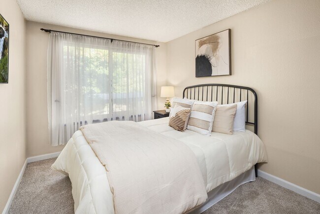 Building Photo - Spacious 2 bed, 1.25 bath, convenient loca...