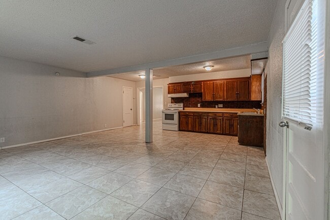 Building Photo - 3 Bed 2 Bath in OKC!