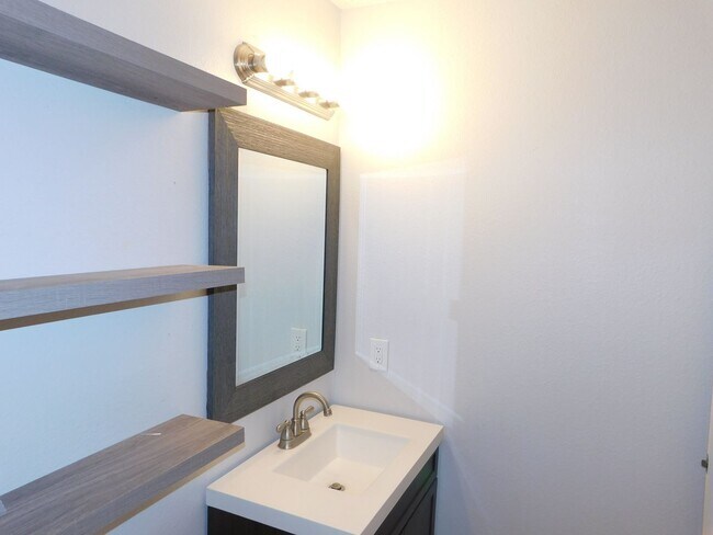 Building Photo - Creekside