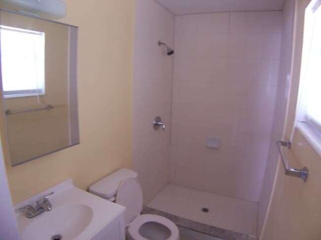 Building Photo - Three-Bedroom Home Near the Chain of Lakes