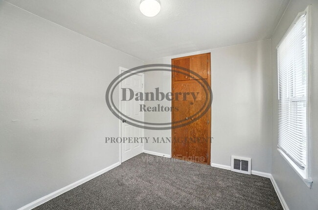 Building Photo - 1126 Searles Rd