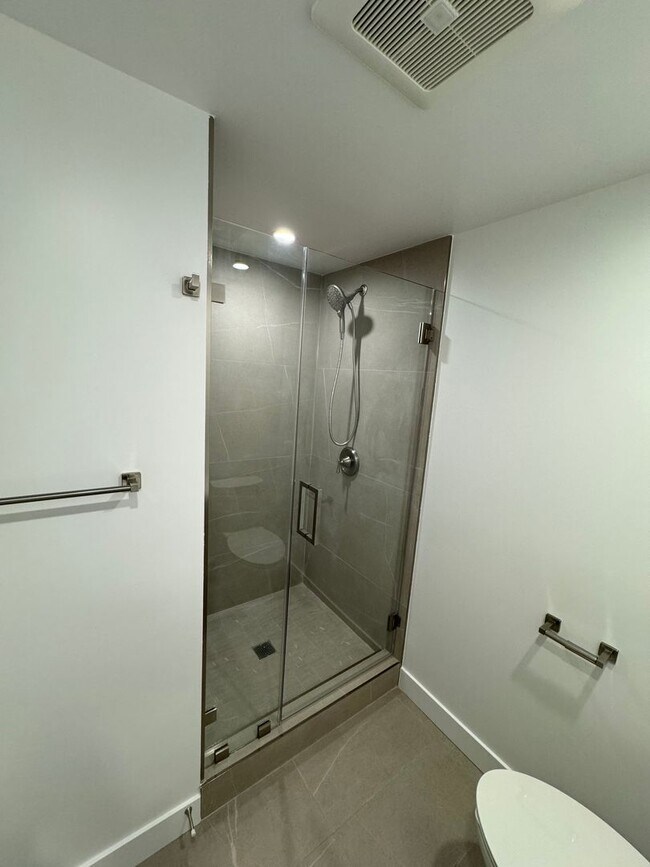 Building Photo - Spacious 1000 Sq. Ft. Single-Floor Back AD...