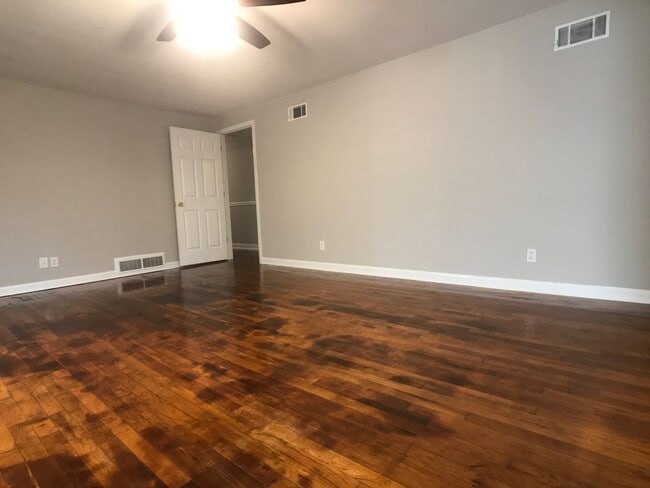 Building Photo - Spacious 3 Bed 1.5 Bath Home Near Hunter & Armstrong – No Deposit Special!