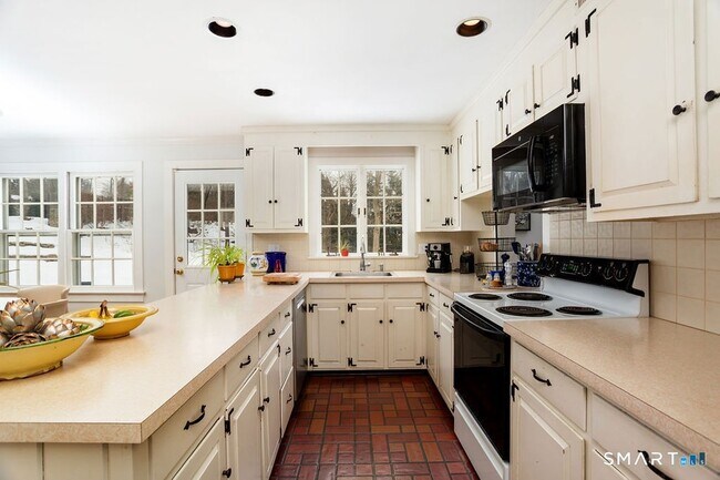 Building Photo - 5 Tall Trees Dr