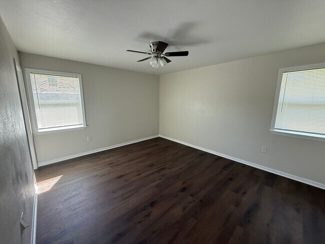 Building Photo - Renovated 3-bedroom house!  Housing accepted!