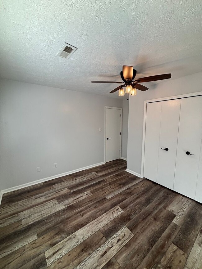 Building Photo - 3 Bedroom Home with Modern Updates & Small town Serenity!