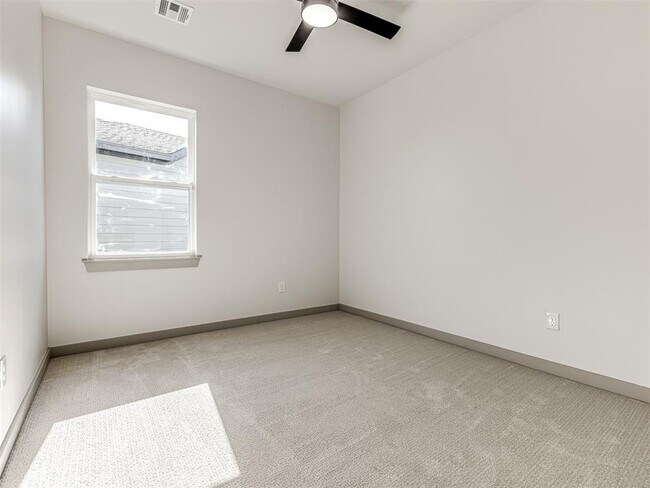 Building Photo - 2633 Crescent Ave