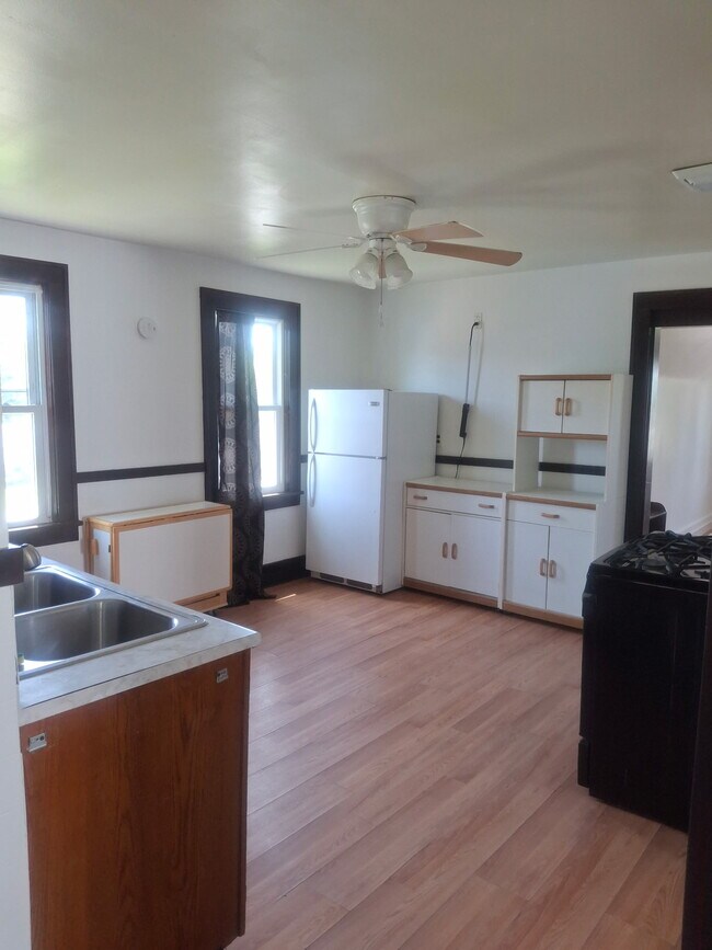 Building Photo - 54 Crane St