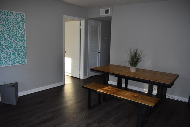 Open living/dining area upon entry - 610 River Rouge Dr, Unit A