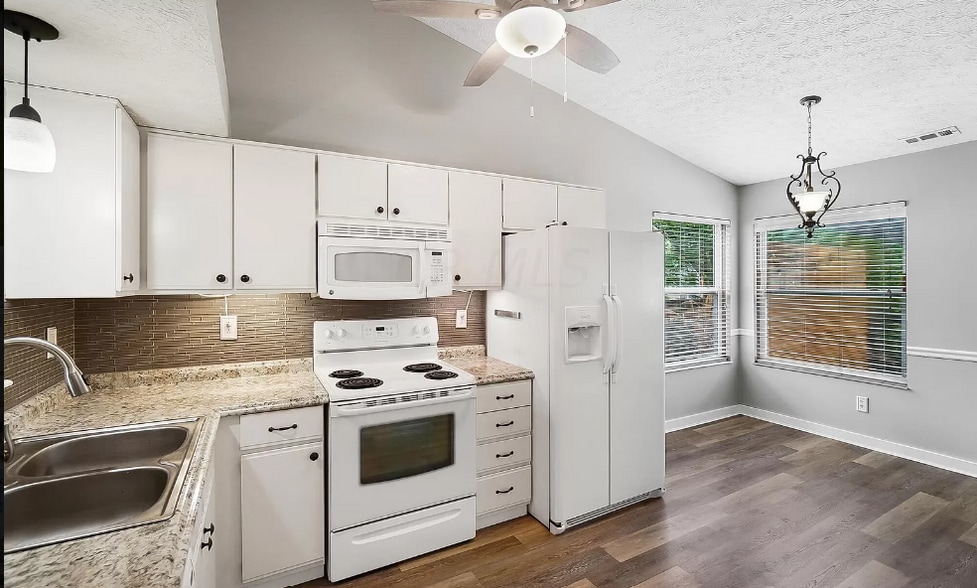Updated Kitchen - 2338 Nottaway Ct