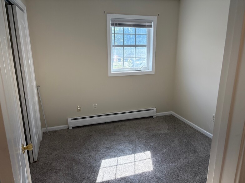 Building Photo - 10 Southview Dr