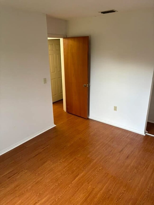Building Photo - 321 E Primrose Ln