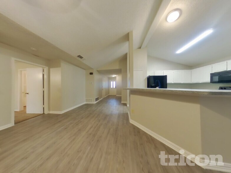 Building Photo - 420 Deauville Dr