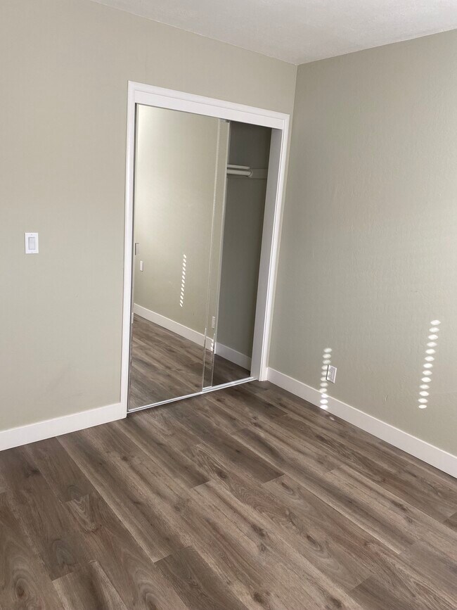 Room #3 #1 - 990 Helen Ave