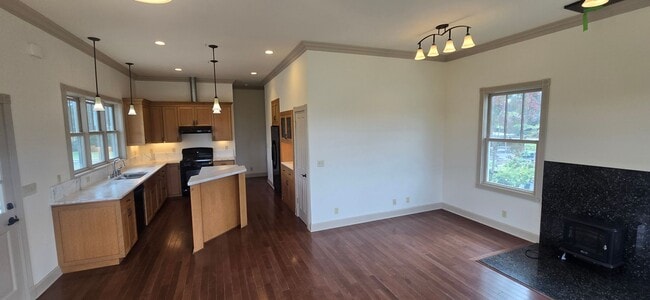 Building Photo - Beautiful Home With Incredible Views