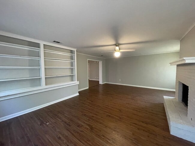 Building Photo - South Bossier Beauty! Hurry Before Its Gone!