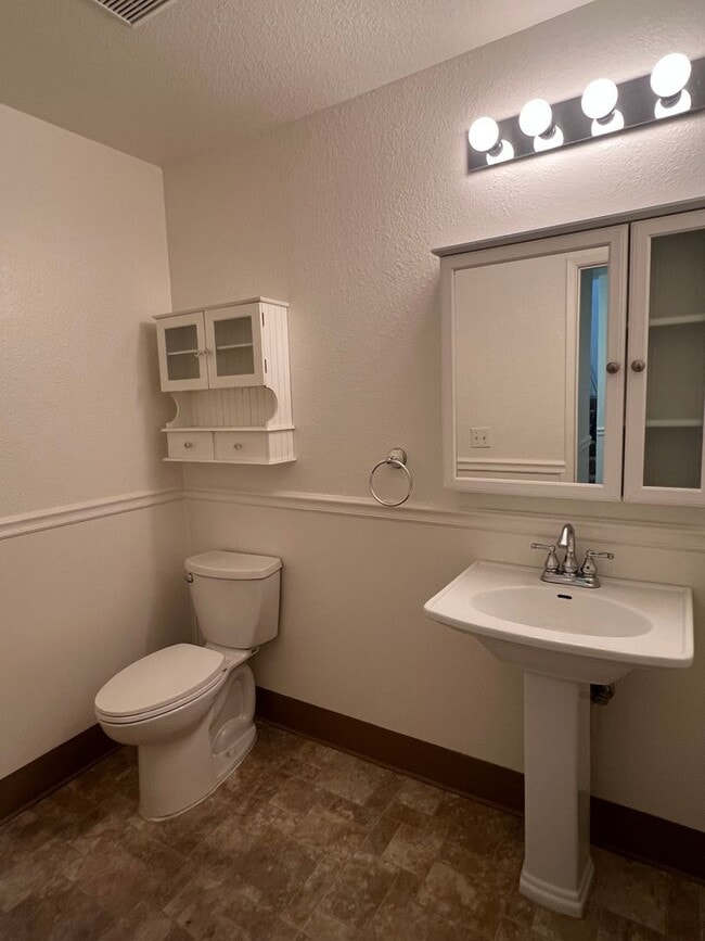 Building Photo - NICE 3 BEDROOM, 2.5 TOWNHOUSE W/ 2 CAR GAR...