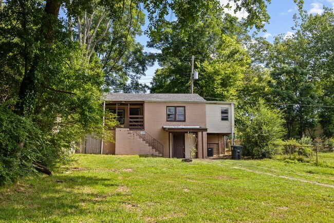 Building Photo - Charming 3 Bedroom 2 Bathroom Home