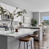 Building Photo - 52 Maple St