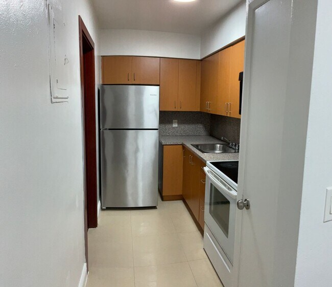 Building Photo - Great Location! Spacious 1/1! Call for Spe...