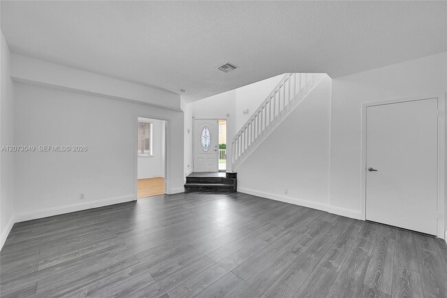 Building Photo - 11201 Lakeview Dr