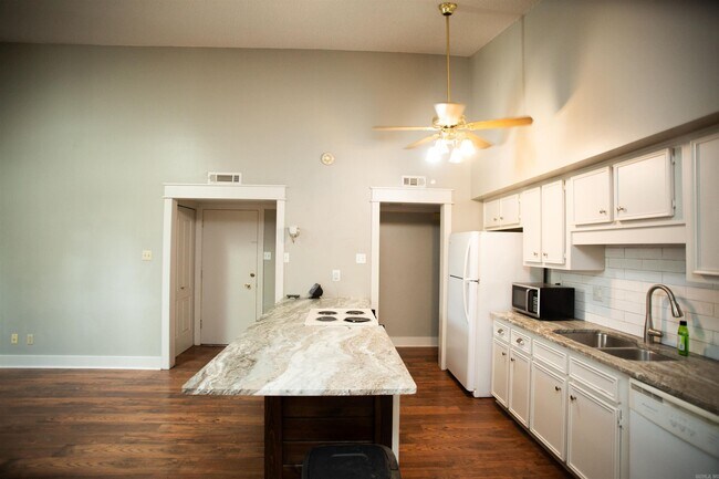 Building Photo - 14112 High Point Dr
