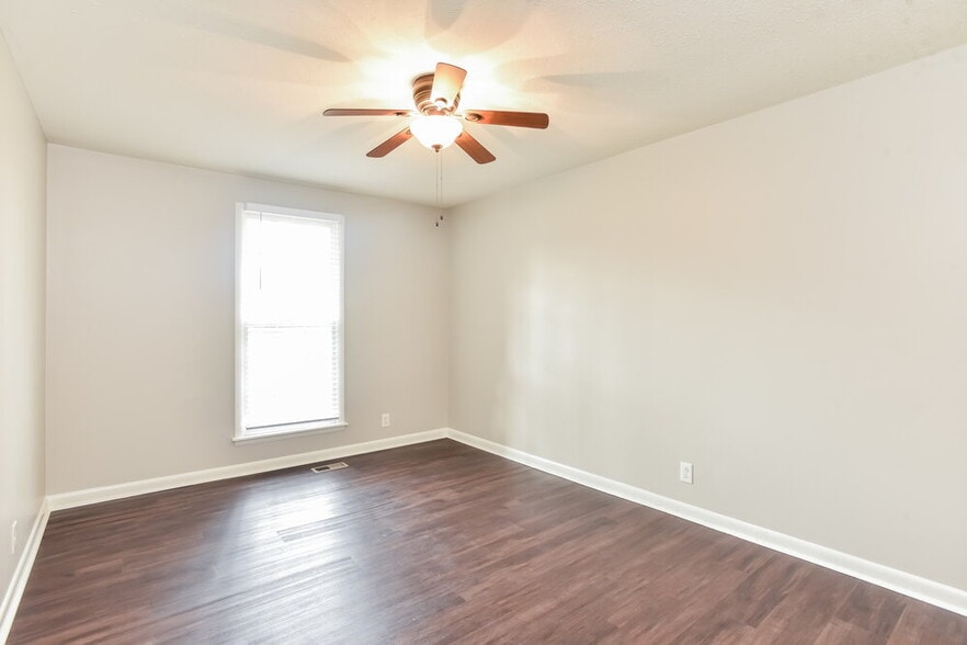 Building Photo - 702 Valley Green Dr