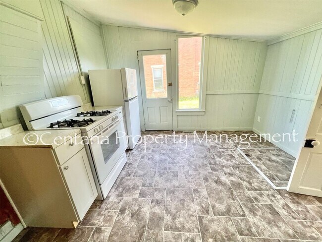Building Photo - Pet friendly house on Washington!