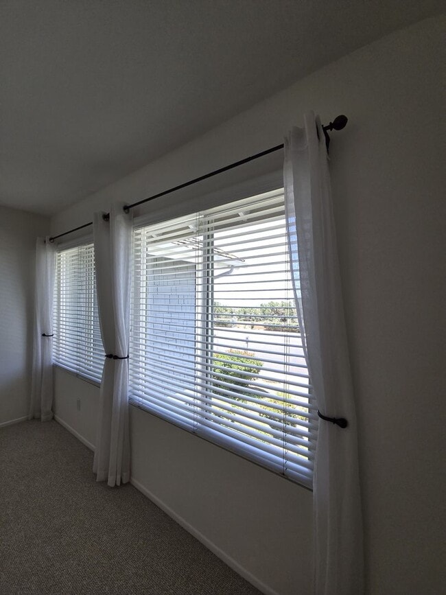 Building Photo - Coastal Living: 2-Bed, 1.5-Bath Townhome w...