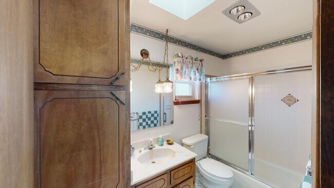 Building Photo - Fully Furnished 3 Bedroom Rental