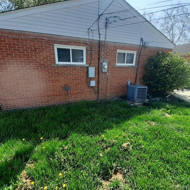 Building Photo - 4938 Roosevelt Blvd