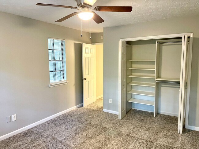 Building Photo - Welcome to the Charming 4 Bedroom/3 Bath w...