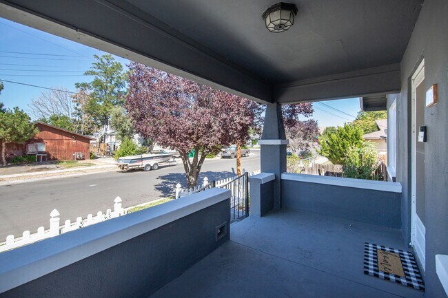 Building Photo - Upstairs Unit, Furnished Home