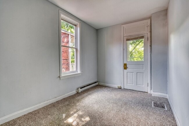 Building Photo - Newly Renovated 3 Bedroom, 1 Bathroom Townhouse